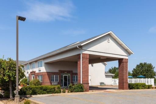 Days Inn by Wyndham Mountain Home - Housity