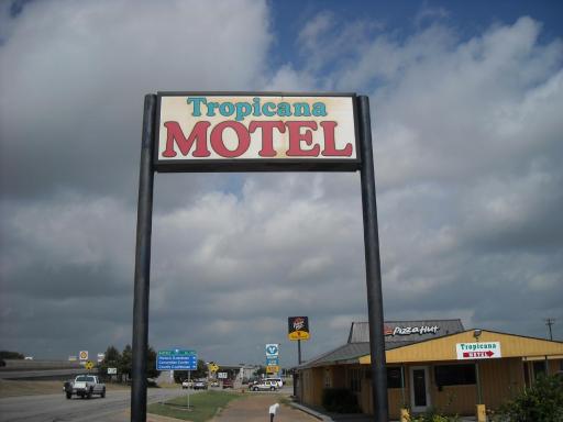Tropicana Motel Bastrop - Housity