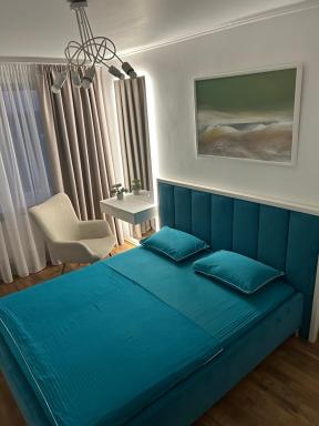 Простора та стильна 2 кімнатна в центрі Черкас на бульварі Шевченко з панорамним видом та СмартТВ -дві окремі охайні спальні з кондиціонерами - Housity