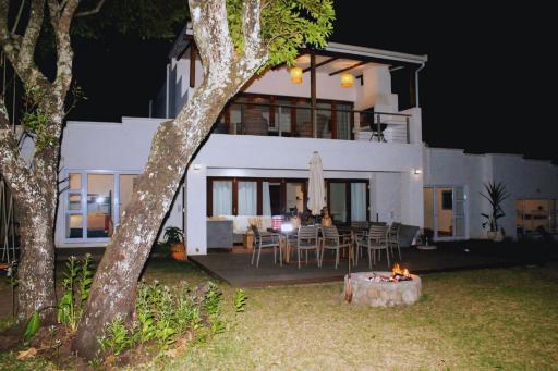 Woodlands Beach Villa - Housity