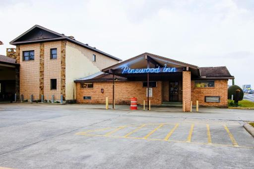 OYO Pinewood Inn & Suites Silsbee - Housity