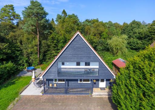 Large Newly Refurbished Lakeside Chalet With Optional Private Hot Tub - Housity