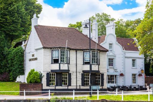 Greyhound Hotel - Housity