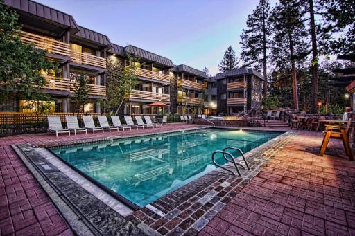 Hotel Azure - Housity