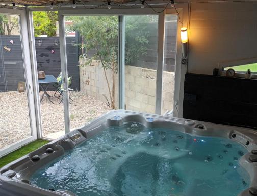 Chambres d'hôtes & jacuzzi - A l'ombre des amandiers - Housity