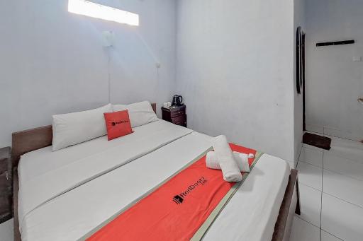 RedDoorz Syariah at Hotel Adi Sederhana near Stasiun Jatibarang - Housity