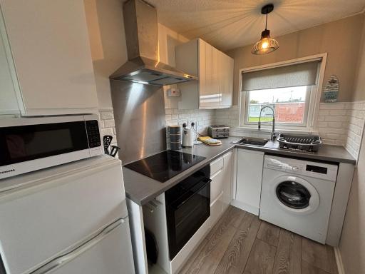 Holidayz, Chalet 58, Hemsby - Beautifully presented two bed chalet, sleeps 4, pet friendly, close to beach - Housity