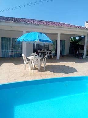 Casa em Guaratuba com piscina - Housity