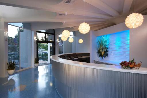 Howard Johnson by Wyndham Anaheim Hotel & Water Playground - Housity