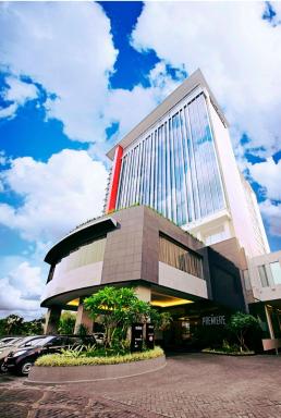 The Premiere Hotel Pekanbaru - Housity