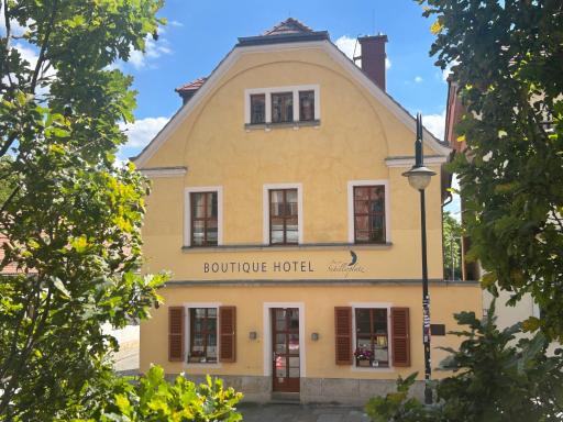 Bed and Breakfast am Schillerplatz - Housity