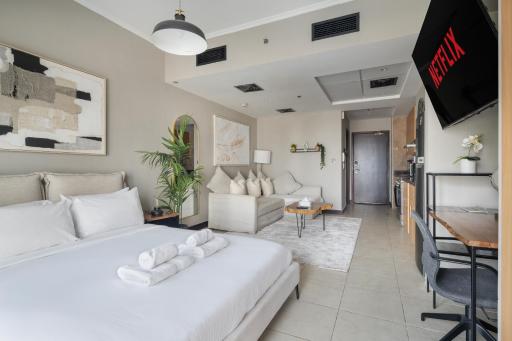 Upscale Studio Full lake View in Goldcrest View Tower - Housity