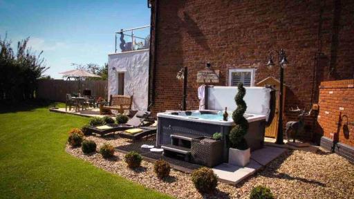 Stunning Views, Hot Tub, 5 minutes to Chester - Housity