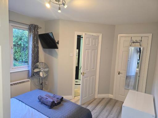 The Reading whole chalet with lake and two acre gardens - Housity
