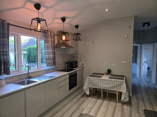 The Reading whole chalet with lake and two acre gardens - Housity
