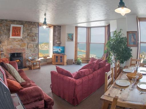 HUER'S WATCH a beautifully presented PRIVATE APARTMENT with far reaching VIEWS Over ST IVES HARBOUR and BAY and FREE ONSITE PARKING for LARGER GROUPS book along with our Connecting TWO SISTER APARTMENTS - Housity