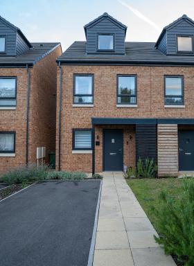 Modern Worksop Home ,3 bed, Sleeps 6, Private Parking - Housity