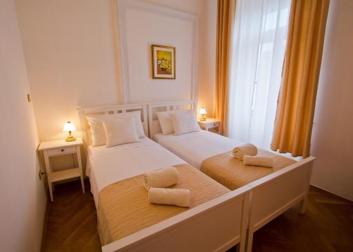 Golden Rooms Bed & Breakfast - Hizvo