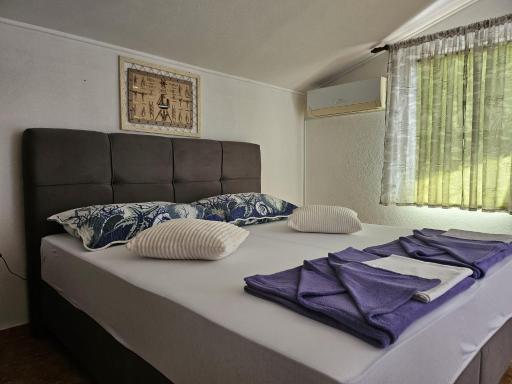 Ana & Stela - Housity