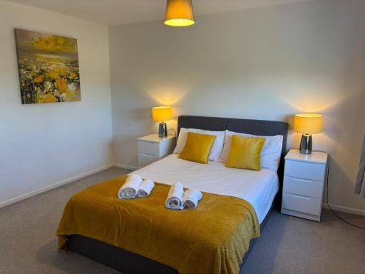 HEREFORD - Kestrel House - 4 Bedroom House Close to City With Parking - Sleeps 7 - Suitable for Family Gatherings or Contractors With Vehicles - Hosted by RENTMYHOUSE - Housity