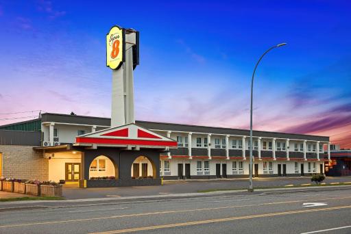 Super 8 by Wyndham Thunder Bay - Housity