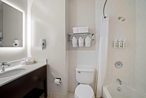 Super 8 by Wyndham Thunder Bay - Housity
