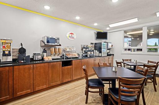 Super 8 by Wyndham Thunder Bay - Housity