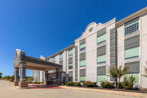 Super 8 by Wyndham San Antonio/Alamodome Area - Housity