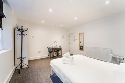 No 2 Georgian Shared House - By Clifton Short Lets - Housity