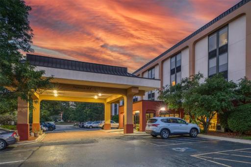 SureStay Plus Hotel by Best Western Chicago Lombard - Housity