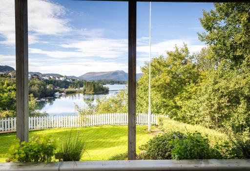 Beachfront · Private Beach Apartment with stunning fjord view near Ålesund - Housity