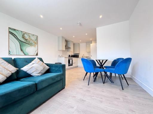 Heathrow Charge and Go-FREE PARKING-Electric vehicle charging- Near Heathrow airport 5 min drive-Near Restaurants-Near Tesco Extra- Pet Friendly - Housity