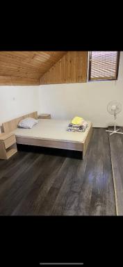 Vino hostel room with private bathroom - Housity