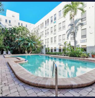TROPICAL Palm Beach -Free Valet 2 BEDROOMS 2 BATHROOMS -OUTDOOR POOL -GARDEN- 2 BLOCKS FROM BEACH - Housity