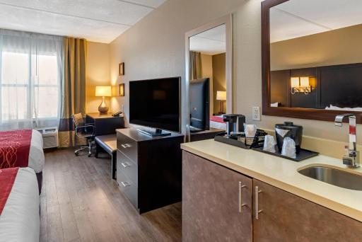 Comfort Inn & Suites near Six Flags - Housity