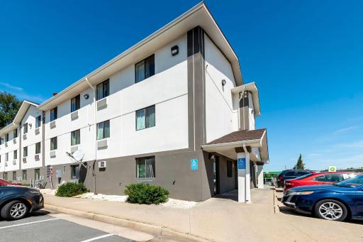 Super 8 by Wyndham Dumfries/Quantico - Housity