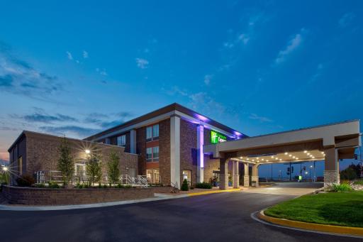 Holiday Inn Express & Suites Eden Prairie - Minneapolis, an IHG Hotel - Housity