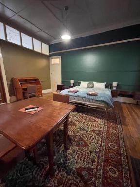 HISTORIC STAR LODGE and STATION MASTERS HOUSE NARRANDERA - Housity