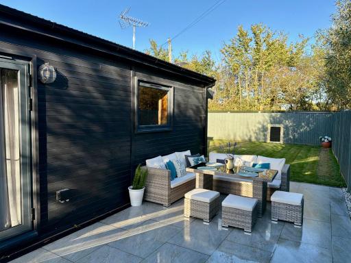 Willow Court Farm The Lodge & Petting Farm, 8 mins from Legoland & Windsor, 15 mins from Lapland UK - Housity