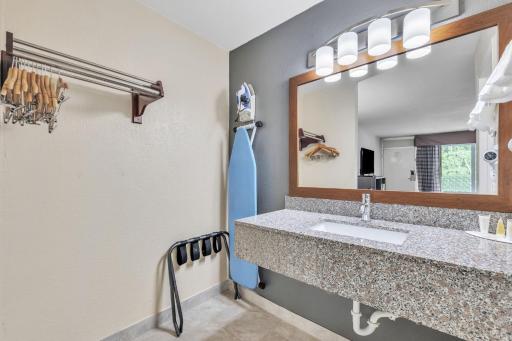 Super 8 by Wyndham Morganton - Housity