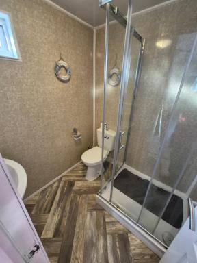 Chalet 81 South Shore Bridlington 2x Bedroom Detached Chalet Sleeps 4 - Housity