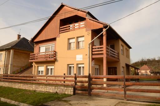 Hutasori Guesthouse - Housity