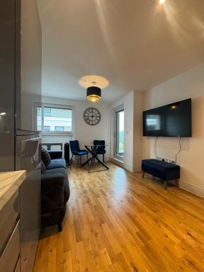 Luxury 2 bedroom Apartment, large balcony with Views central based - Housity