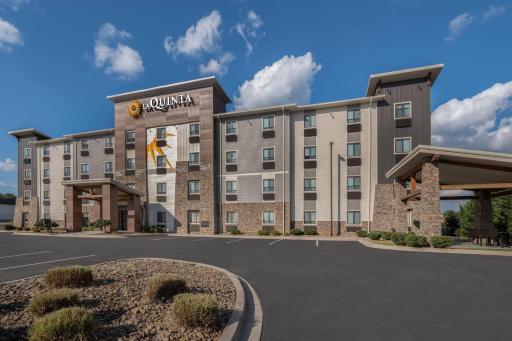 La Quinta Inn & Suites by Wyndham Greenville Woodruff Rd - Housity