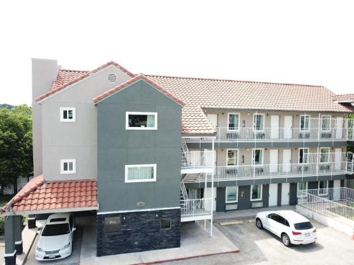 Village Motor Inn - Housity