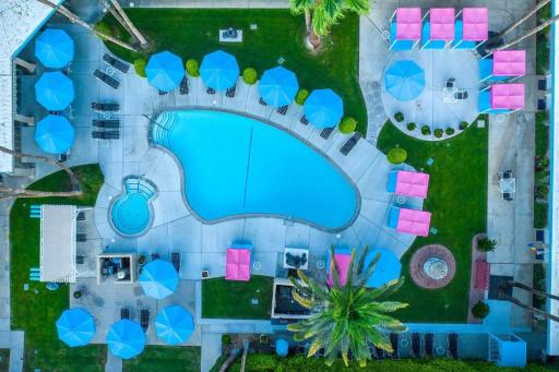 INNdulge Iconic Gay Men's Resort - Housity