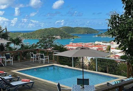 The Green Iguana Hotel - Housity
