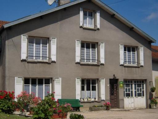 Gîte convivial avec 3 chambres, proche du patrimoine historique, cour et équipements inclus - FR-1-589-38 - Housity