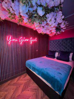 The Ultimate Hen Suite with Bar & Makeup Room - Housity