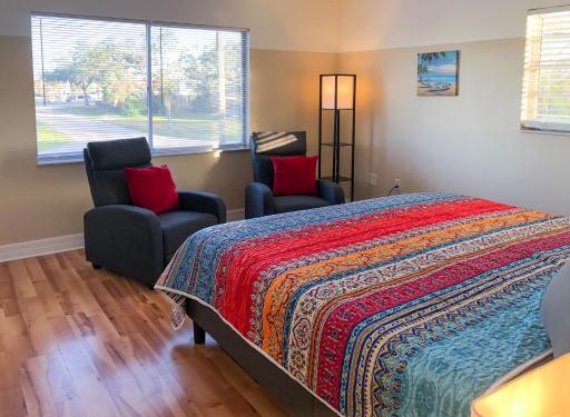 Lazy Cuckoo Inn - Sleek and Stylish Studio Apartments - Housity